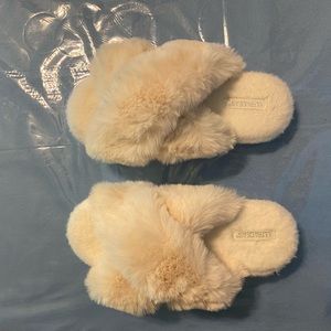 Women’s faux fur slides with fuzzy cross band